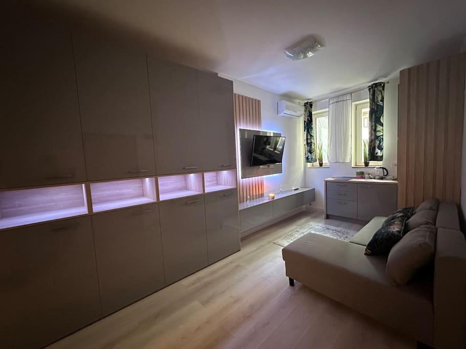 Cozy 1 Bedroom Apartment! Бухарест Экстерьер фото
