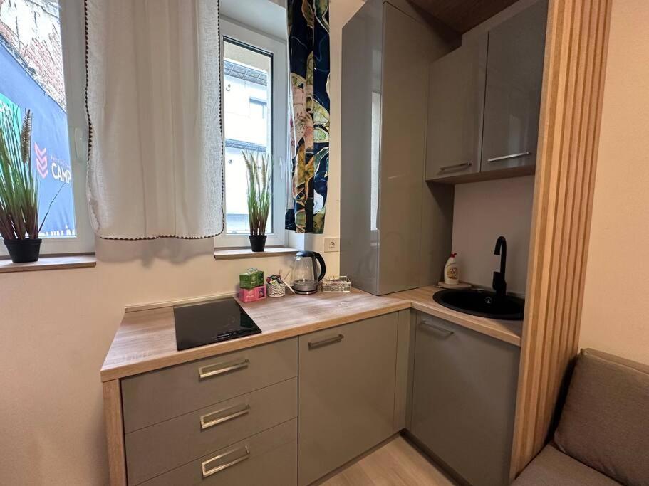 Cozy 1 Bedroom Apartment! Бухарест Экстерьер фото