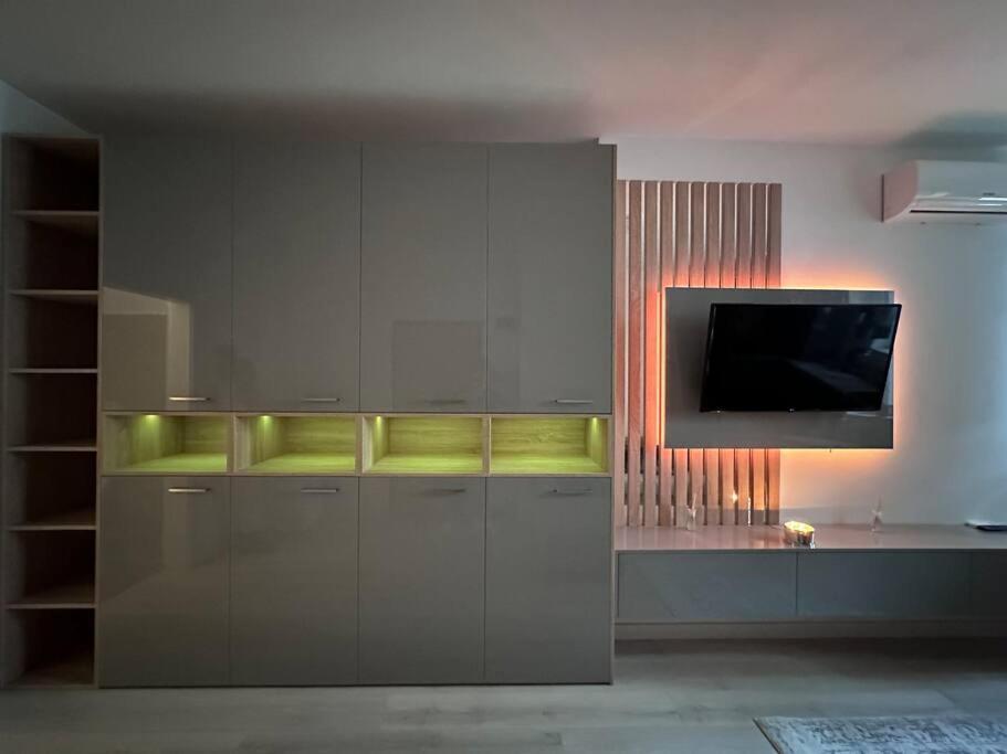 Cozy 1 Bedroom Apartment! Бухарест Экстерьер фото